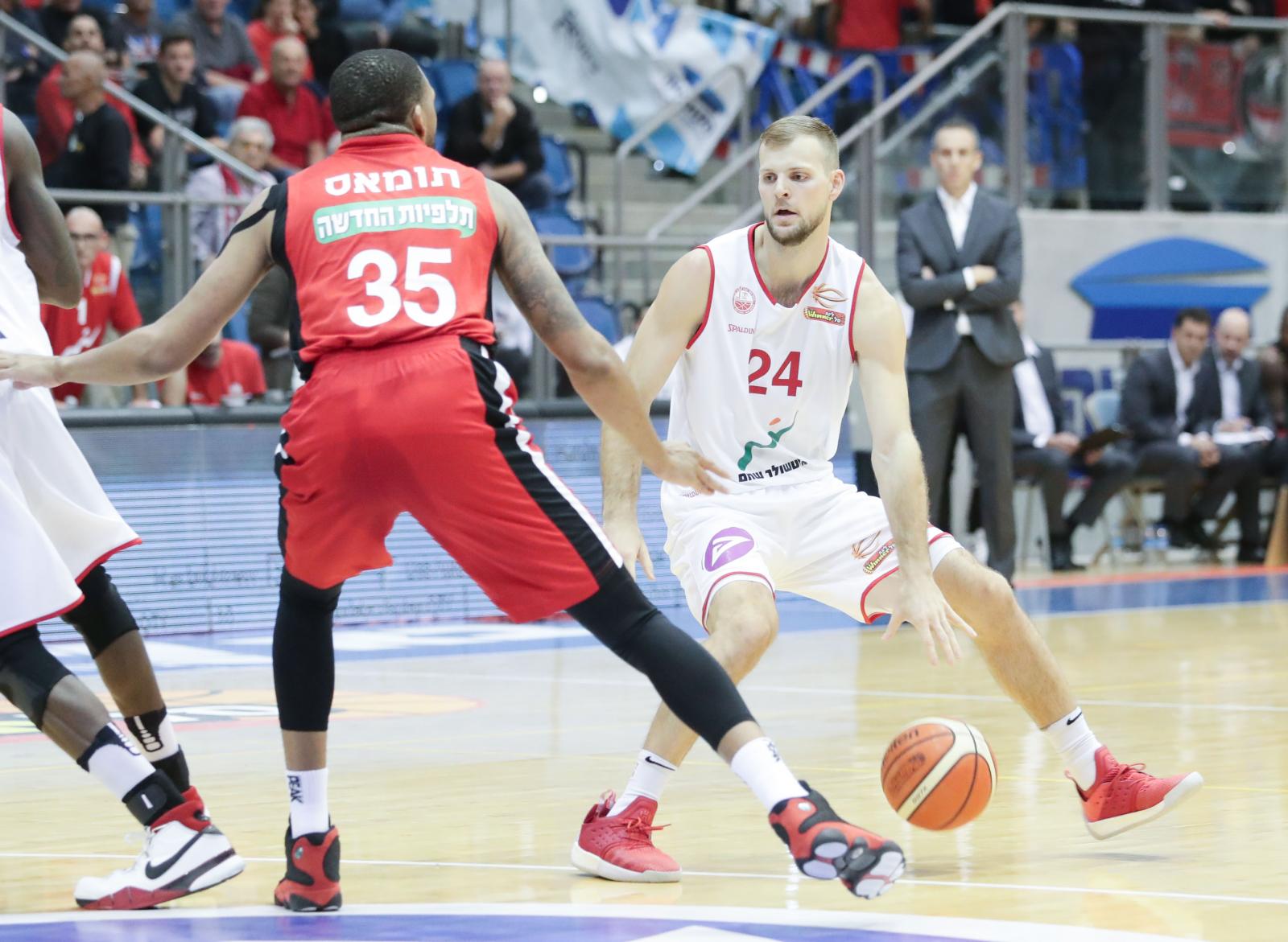 טיילור ברון מול טיישון תומאס. צמוד צמוד (צילום: דני מרון, באדיבות מנהלת הליגה)